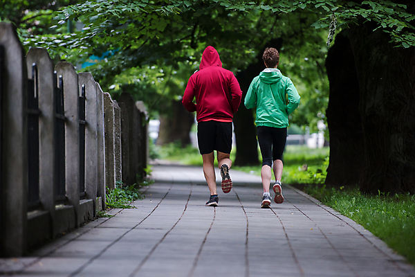 포토 JPG 해외이미지 주간 전신 나무 여자 남자 함께함 성인 야외 두명 뒷모습 달리기 조깅 보행로 마라톤 달리기선수 성인만 해외포토 자연요소 식물 길 뷰포인트 컨셉 모션 사람 경기 운동 육상스포츠 육상선수 파일형식 이미지허브