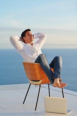 포토 JPG 해외이미지 전신 남자 의자 비즈니스 하늘 휴식 한명 앉기 성인 야외 옆모습 노트북 자유 옥상 성인남자한명만 해외포토 1 뷰포인트 가구 컨셉 모션 사람 전자제품 남자한명만 성인남자만 파일형식 이미지허브