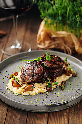 포토 JPG 해외이미지 접시 서양음식 실내 스테이크 사람없음 아웃포커스 리조또 송아지고기 나무배경 해외포토 식기 음식 백그라운드 촬영기법 육류 내부 파일형식 이미지허브