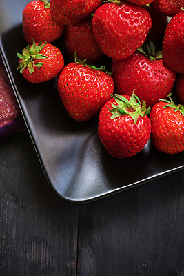 포토 JPG 해외이미지 접시 딸기 검은배경 사람없음 해외포토 식기 백그라운드 과일 검은색 파일형식 이미지허브