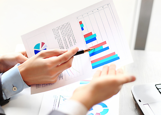 포토 JPG 해외이미지 손 비즈니스 그래프 실내 들기 신체부위 노트북 펜 가리킴 소프트포커스 문서 세미나 해외포토 모션 촬영기법 사람 손짓 내부 전자제품 필기구 파일형식 이미지허브