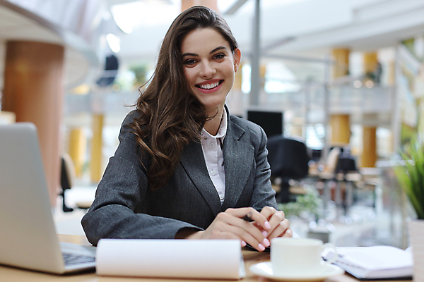 포토 JPG 해외이미지 백인 직업 1 라이프스타일 응시 여자 행복 인터넷 비즈니스 사업가 탁자 성공 노동자 직장 기술 실내 한명 사람 앉기 성인 가로 노트북 컴퓨터 사무실 카메라 귀여움 업무 작업 비즈니스우먼 책상 예복 온라인 전자상거래 경영 해외포토 서양인 시선 옷 감정 가구 컨셉 회사 모션 내부 생활 전자제품 직장인 파일형식 이미지허브