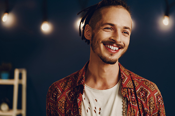 포토 JPG 해외이미지 남자 실내 한명 웃음 상반신 성인 앞모습 아웃포커스 즐거움 성인남자한명만 해외포토 1 감정 뷰포인트 촬영기법 표정 사람 내부 남자한명만 성인남자만 파일형식 이미지허브