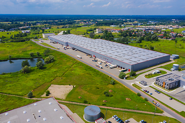 포토 JPG 해외이미지 유럽 산업 도로 비즈니스 공장 교통시설 자동차 독일 안테나 사람없음 화물 상품 컨테이너 창고 시설 상업 수납 짐차 무거움 트레일러 물류 폴란드 드론 분배 수입 조감도 해외포토 나라 길 육상교통 교통 통신 공업 운송업 무게 파일형식 이미지허브