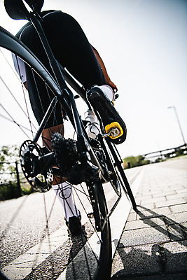 포토 JPG 주간 남자 로우앵글 그림자 한명 성인 취미 야외 뒷모습 30대 자전거 한국인 하반신 승차 사이클선수 유산소운동 라이딩 한강시민공원 성인남자한명만 국내포토 자연요소 1 공원 뷰포인트 모션 운동선수 사람 동양인 장년 운동 바이크 한강 남자한명만 성인남자만 파일형식