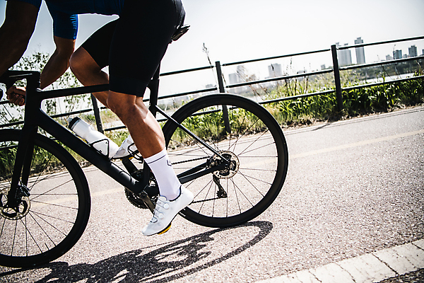 포토 JPG 주간 남자 그림자 한명 성인 취미 야외 옆모습 30대 자전거 한국인 하반신 승차 사이클선수 유산소운동 라이딩 한강시민공원 성인남자한명만 국내포토 자연요소 1 공원 뷰포인트 모션 운동선수 사람 동양인 장년 운동 바이크 한강 남자한명만 성인남자만 파일형식