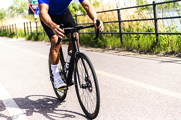 포토 JPG 주간 남자 그림자 한명 성인 취미 야외 앞모습 30대 자전거 한국인 하반신 승차 사이클선수 유산소운동 라이딩 한강시민공원 성인남자한명만 국내포토 자연요소 1 공원 뷰포인트 모션 운동선수 사람 동양인 장년 운동 바이크 한강 남자한명만 성인남자만 파일형식