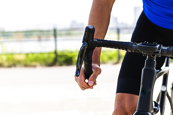 포토 JPG 주간 남자 한명 성인 취미 야외 앞모습 아웃포커스 30대 자전거 한국인 하반신 잡기 핸들 사이클선수 유산소운동 라이딩 한강시민공원 성인남자한명만 국내포토 자연요소 1 공원 뷰포인트 모션 운동선수 촬영기법 사람 동양인 장년 운동 바이크 한강 남자한명만 성인남자만 파일형식