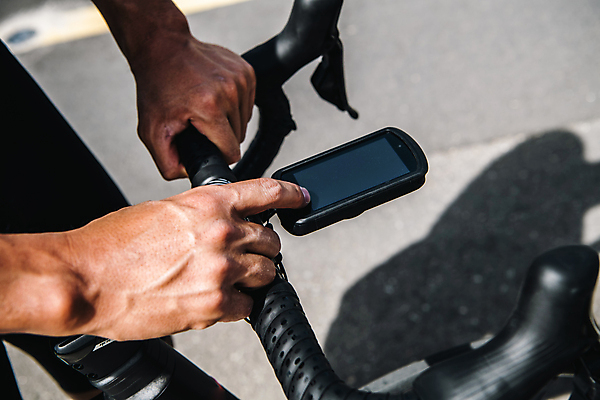 포토 JPG 주간 손 근접촬영 취미 야외 신체부위 자전거 터치 잡기 핸들 속도계 한강시민공원 국내포토 자연요소 공원 뷰포인트 모션 사람 바이크 한강 파일형식