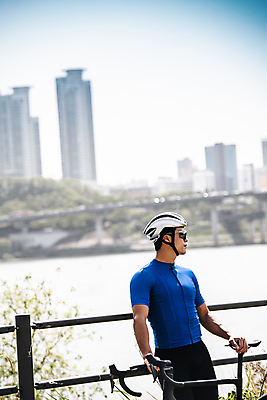 포토 JPG 주간 응시 남자 휴식 고글 한명 서기 상반신 성인 취미 야외 옆모습 아웃포커스 30대 자전거 한국인 잡기 헬멧 사이클선수 사이클복 한강시민공원 성인남자한명만 국내포토 자연요소 1 시선 공원 뷰포인트 컨셉 모션 운동선수 촬영기법 사람 동양인 장년 바이크 보호장비 한강 남자한명만 성인남자만 파일형식