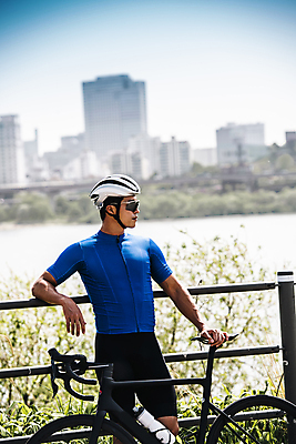 포토 JPG 주간 응시 남자 휴식 고글 한명 상반신 성인 취미 야외 앞모습 아웃포커스 30대 자전거 기댐 한국인 잡기 헬멧 사이클선수 사이클복 한강시민공원 성인남자한명만 국내포토 자연요소 1 시선 공원 뷰포인트 컨셉 모션 운동선수 촬영기법 사람 동양인 장년 바이크 보호장비 한강 남자한명만 성인남자만 파일형식