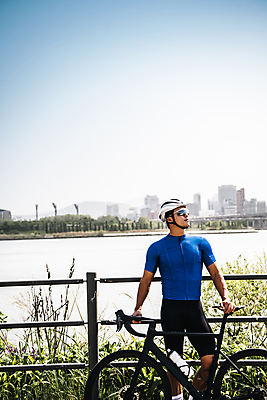포토 JPG 주간 남자 하늘 휴식 고글 한명 상반신 성인 취미 야외 앞모습 30대 자전거 한국인 올려보기 잡기 헬멧 사이클선수 사이클복 한강시민공원 성인남자한명만 국내포토 자연요소 1 공원 뷰포인트 컨셉 모션 운동선수 사람 동양인 장년 바이크 보호장비 한강 남자한명만 성인남자만 파일형식