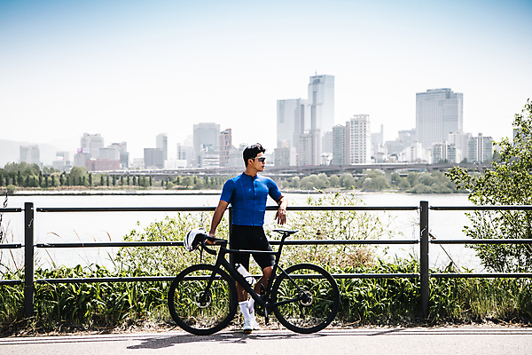 포토 JPG 주간 전신 남자 휴식 고글 한명 서기 성인 취미 야외 앞모습 30대 자전거 기댐 한국인 사이클선수 사이클복 한강시민공원 성인남자한명만 국내포토 자연요소 1 공원 뷰포인트 컨셉 모션 운동선수 사람 동양인 장년 바이크 한강 남자한명만 성인남자만 파일형식