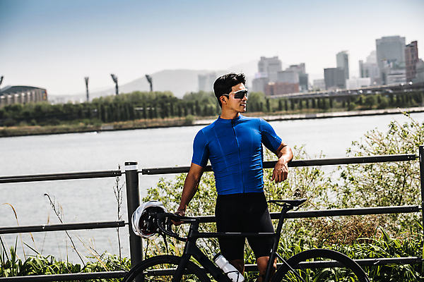 포토 JPG 주간 남자 휴식 고글 한명 웃음 상반신 성인 취미 야외 앞모습 30대 자전거 기댐 한국인 사이클선수 사이클복 한강시민공원 성인남자한명만 국내포토 자연요소 1 공원 뷰포인트 컨셉 모션 운동선수 표정 사람 동양인 장년 바이크 한강 남자한명만 성인남자만 파일형식