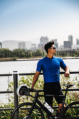 포토 JPG 주간 응시 남자 휴식 고글 한명 상반신 성인 취미 야외 앞모습 30대 자전거 기댐 한국인 잡기 사이클선수 사이클복 한강시민공원 성인남자한명만 국내포토 자연요소 1 시선 공원 뷰포인트 컨셉 모션 운동선수 사람 동양인 장년 바이크 한강 남자한명만 성인남자만 파일형식