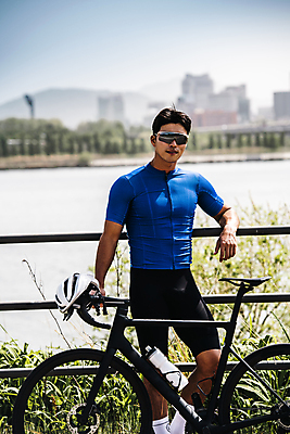 포토 JPG 주간 응시 남자 휴식 고글 한명 미소 상반신 성인 취미 야외 앞모습 아웃포커스 30대 자전거 기댐 한국인 잡기 사이클선수 사이클복 한강시민공원 성인남자한명만 국내포토 자연요소 1 시선 공원 뷰포인트 컨셉 모션 운동선수 촬영기법 표정 사람 동양인 장년 바이크 한강 남자한명만 성인남자만 파일형식