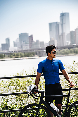 포토 JPG 주간 응시 남자 휴식 고글 한명 상반신 성인 취미 야외 앞모습 30대 자전거 한국인 잡기 사이클선수 사이클복 한강시민공원 성인남자한명만 국내포토 자연요소 1 시선 공원 뷰포인트 컨셉 모션 운동선수 사람 동양인 장년 바이크 한강 남자한명만 성인남자만 파일형식