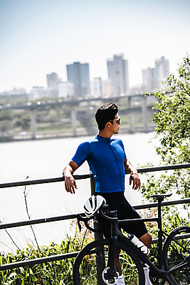 포토 JPG 주간 응시 남자 휴식 고글 한명 상반신 성인 취미 야외 옆모습 아웃포커스 30대 자전거 기댐 한국인 사이클선수 사이클복 한강시민공원 성인남자한명만 국내포토 자연요소 1 시선 공원 뷰포인트 컨셉 모션 운동선수 촬영기법 사람 동양인 장년 바이크 한강 남자한명만 성인남자만 파일형식