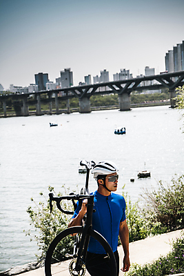 포토 JPG 주간 남자 이동 고글 한명 들기 상반신 성인 취미 야외 옆모습 30대 자전거 한국인 운반 사이클선수 사이클복 한강시민공원 성인남자한명만 국내포토 자연요소 1 공원 뷰포인트 컨셉 모션 운동선수 사람 동양인 장년 바이크 한강 남자한명만 성인남자만 파일형식