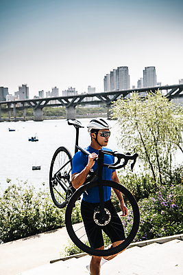 포토 JPG 주간 전신 남자 이동 고글 한명 들기 성인 취미 야외 옆모습 30대 계단 자전거 한국인 운반 헬멧 사이클선수 오르기 사이클복 한강시민공원 성인남자한명만 국내포토 자연요소 1 공원 뷰포인트 컨셉 모션 운동선수 사람 동양인 장년 바이크 보호장비 한강 남자한명만 성인남자만 파일형식