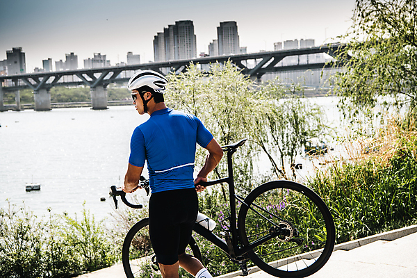 포토 JPG 주간 남자 이동 고글 한명 들기 상반신 성인 취미 야외 뒷모습 30대 계단 자전거 한국인 운반 사이클선수 사이클복 한강시민공원 성인남자한명만 내려오기 국내포토 자연요소 1 공원 뷰포인트 컨셉 모션 운동선수 사람 동양인 장년 바이크 한강 남자한명만 성인남자만 파일형식