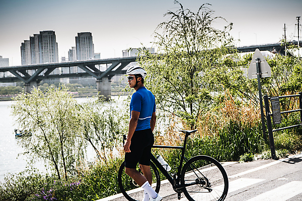 포토 JPG 주간 전신 남자 이동 한명 성인 취미 야외 옆모습 30대 걷기 자전거 한국인 횡단보도 헬멧 사이클선수 사이클복 한강시민공원 성인남자한명만 국내포토 자연요소 1 공원 뷰포인트 컨셉 모션 운동선수 사람 동양인 장년 바이크 보행로 보호장비 한강 남자한명만 성인남자만 파일형식