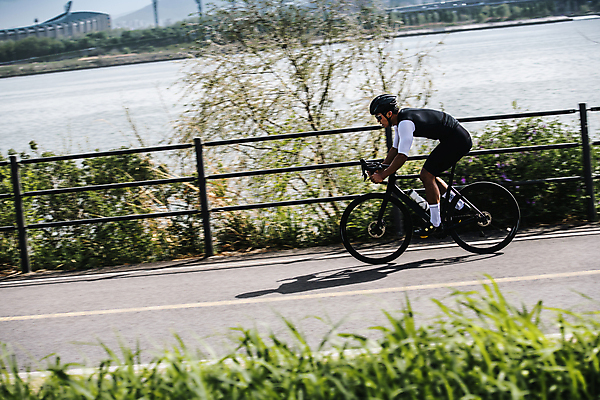 포토 JPG 주간 전신 남자 한명 성인 취미 야외 옆모습 30대 자전거 한국인 승차 헬멧 사이클선수 속도 유산소운동 라이딩 사이클복 한강시민공원 성인남자한명만 국내포토 자연요소 1 공원 뷰포인트 모션 운동선수 사람 동양인 장년 운동 바이크 보호장비 한강 남자한명만 성인남자만 파일형식