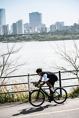 포토 JPG 주간 전신 남자 그림자 한명 성인 취미 야외 옆모습 30대 자전거 한국인 승차 헬멧 사이클선수 유산소운동 라이딩 사이클복 한강시민공원 성인남자한명만 국내포토 자연요소 1 공원 뷰포인트 모션 운동선수 사람 동양인 장년 운동 바이크 보호장비 한강 남자한명만 성인남자만 파일형식