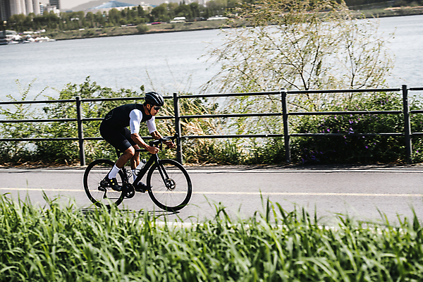 포토 JPG 주간 전신 남자 한명 성인 취미 야외 옆모습 30대 자전거 한국인 풀 승차 헬멧 사이클선수 유산소운동 라이딩 사이클복 한강시민공원 성인남자한명만 국내포토 자연요소 식물 1 공원 뷰포인트 모션 운동선수 사람 동양인 장년 운동 바이크 보호장비 한강 남자한명만 성인남자만 파일형식