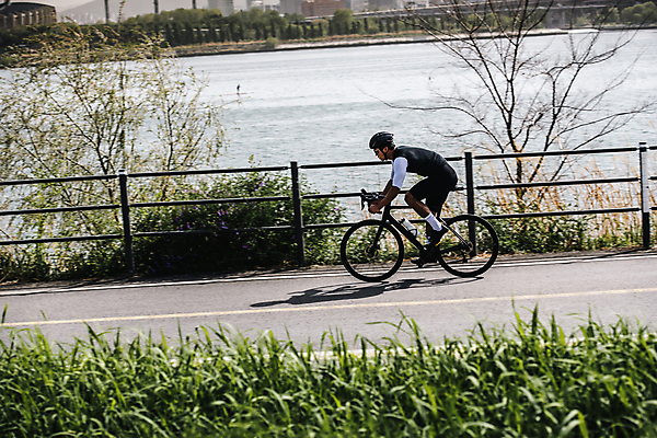 포토 JPG 주간 전신 남자 한명 성인 취미 야외 옆모습 30대 자전거 한국인 풀 승차 헬멧 사이클선수 유산소운동 라이딩 사이클복 한강시민공원 성인남자한명만 국내포토 자연요소 식물 1 공원 뷰포인트 모션 운동선수 사람 동양인 장년 운동 바이크 보호장비 한강 남자한명만 성인남자만 파일형식