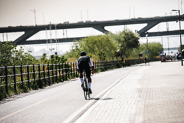 포토 JPG 주간 전신 남자 한명 성인 취미 야외 뒷모습 30대 자전거 한국인 승차 헬멧 사이클선수 유산소운동 라이딩 사이클복 한강시민공원 가교 성인남자한명만 국내포토 자연요소 1 건축물 공원 뷰포인트 모션 운동선수 사람 동양인 장년 운동 바이크 보호장비 한강 남자한명만 성인남자만 파일형식