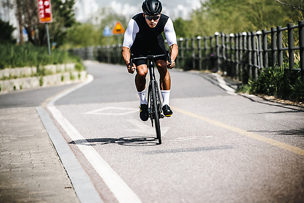 포토 JPG 주간 전신 남자 한명 성인 취미 야외 앞모습 아웃포커스 30대 자전거 한국인 승차 헬멧 사이클선수 유산소운동 라이딩 사이클복 한강시민공원 성인남자한명만 국내포토 자연요소 1 공원 뷰포인트 모션 운동선수 촬영기법 사람 동양인 장년 운동 바이크 보호장비 한강 남자한명만 성인남자만 파일형식