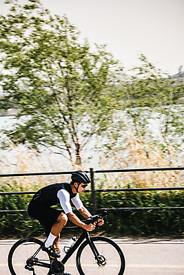 포토 JPG 주간 전신 남자 한명 성인 취미 야외 옆모습 30대 자전거 한국인 승차 사이클선수 속도 유산소운동 라이딩 사이클복 패닝샷 한강시민공원 성인남자한명만 국내포토 자연요소 1 공원 뷰포인트 모션 운동선수 촬영기법 사람 동양인 장년 운동 바이크 한강 남자한명만 성인남자만 파일형식