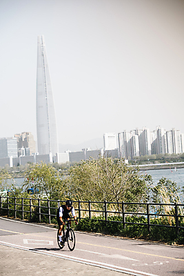 포토 JPG 주간 전신 남자 하늘 한명 성인 취미 야외 옆모습 30대 탑 자전거 한국인 승차 사이클선수 유산소운동 라이딩 한강시민공원 성인남자한명만 국내포토 자연요소 1 건축물 공원 뷰포인트 모션 운동선수 사람 동양인 장년 운동 바이크 한강 남자한명만 성인남자만 파일형식