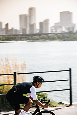 포토 JPG 주간 남자 한명 상반신 성인 취미 야외 옆모습 30대 자전거 한국인 승차 헬멧 사이클선수 속도 유산소운동 라이딩 사이클복 패닝샷 한강시민공원 성인남자한명만 국내포토 자연요소 1 공원 뷰포인트 모션 운동선수 촬영기법 사람 동양인 장년 운동 바이크 보호장비 한강 남자한명만 성인남자만 파일형식