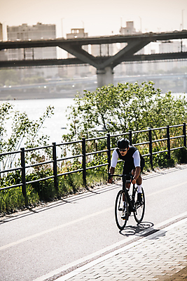 포토 JPG 주간 전신 남자 한명 성인 취미 야외 옆모습 30대 자전거 한국인 승차 헬멧 사이클선수 유산소운동 라이딩 사이클복 한강시민공원 성인남자한명만 국내포토 자연요소 1 공원 뷰포인트 모션 운동선수 사람 동양인 장년 운동 바이크 보호장비 한강 남자한명만 성인남자만 파일형식