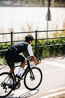 포토 JPG 주간 전신 남자 한명 성인 취미 야외 뒷모습 30대 자전거 한국인 승차 헬멧 사이클선수 속도 유산소운동 라이딩 사이클복 패닝샷 한강시민공원 성인남자한명만 국내포토 자연요소 1 공원 뷰포인트 모션 운동선수 촬영기법 사람 동양인 장년 운동 바이크 보호장비 한강 남자한명만 성인남자만 파일형식