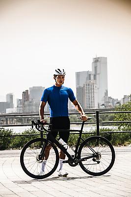 포토 JPG 주간 전신 남자 휴식 한명 서기 미소 성인 취미 야외 앞모습 30대 자전거 한국인 잡기 헬멧 사이클선수 비네팅 사이클복 한강시민공원 성인남자한명만 국내포토 자연요소 1 공원 뷰포인트 컨셉 모션 운동선수 촬영기법 표정 사람 동양인 장년 바이크 보호장비 한강 남자한명만 성인남자만 파일형식