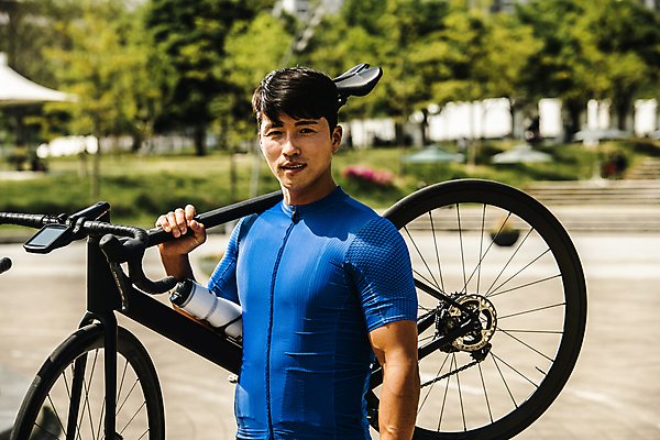 포토 JPG 주간 응시 남자 한명 미소 들기 상반신 성인 취미 야외 앞모습 옆모습 아웃포커스 30대 자전거 한국인 사이클선수 매기 사이클복 한강시민공원 성인남자한명만 국내포토 자연요소 1 시선 공원 뷰포인트 모션 운동선수 촬영기법 표정 사람 동양인 장년 바이크 한강 남자한명만 성인남자만 파일형식