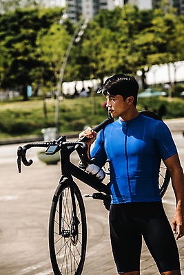 포토 JPG 주간 남자 무표정 한명 서기 들기 상반신 성인 취미 야외 앞모습 아웃포커스 30대 자전거 한국인 사이클선수 매기 사이클복 한강시민공원 성인남자한명만 국내포토 자연요소 1 공원 감정 뷰포인트 모션 운동선수 촬영기법 표정 사람 동양인 장년 바이크 한강 남자한명만 성인남자만 파일형식