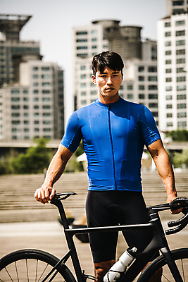 포토 JPG 주간 응시 남자 휴식 무표정 한명 서기 상반신 성인 취미 야외 앞모습 아웃포커스 30대 자전거 한국인 잡기 사이클선수 사이클복 한강시민공원 성인남자한명만 국내포토 자연요소 1 시선 공원 감정 뷰포인트 컨셉 모션 운동선수 촬영기법 표정 사람 동양인 장년 바이크 한강 남자한명만 성인남자만 파일형식