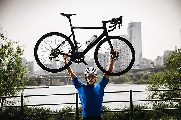 포토 JPG 주간 남자 한명 미소 들기 상반신 성인 취미 야외 앞모습 30대 자전거 힘 한국인 사이클선수 사이클복 한강시민공원 성인남자한명만 국내포토 자연요소 1 공원 뷰포인트 모션 운동선수 표정 사람 동양인 장년 바이크 한강 남자한명만 성인남자만 파일형식