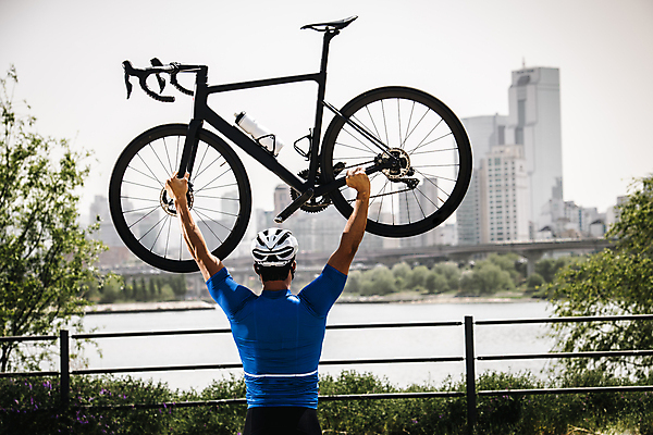포토 JPG 주간 남자 한명 들기 상반신 성인 취미 야외 뒷모습 30대 자전거 힘 한국인 사이클선수 사이클복 한강시민공원 성인남자한명만 국내포토 자연요소 1 공원 뷰포인트 모션 운동선수 사람 동양인 장년 바이크 한강 남자한명만 성인남자만 파일형식