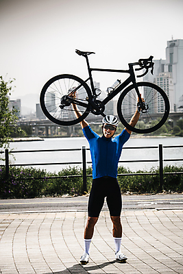 포토 JPG 주간 전신 남자 한명 서기 미소 들기 성인 취미 야외 앞모습 30대 자전거 힘 한국인 사이클선수 사이클복 한강시민공원 성인남자한명만 국내포토 자연요소 1 공원 뷰포인트 모션 운동선수 표정 사람 동양인 장년 바이크 한강 남자한명만 성인남자만 파일형식