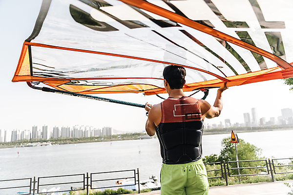 포토 JPG 주간 남자 한명 들기 상반신 성인 취미 야외 뒷모습 30대 한국인 윈드서핑 수상스포츠 한강 준비 여름스포츠 윈드서퍼 윈드서핑보드 성인남자한명만 국내포토 자연요소 1 스포츠 뷰포인트 모션 서울 사람 동양인 장년 서퍼 랜드마크 남자한명만 성인남자만 파일형식 여름_계절
