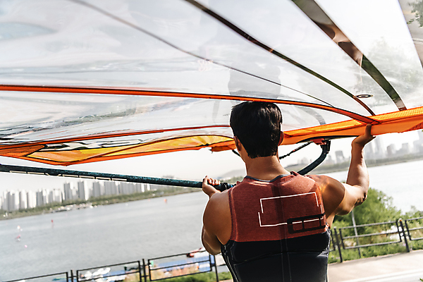포토 JPG 주간 남자 한명 들기 상반신 성인 취미 야외 뒷모습 30대 한국인 윈드서핑 수상스포츠 한강 준비 여름스포츠 윈드서퍼 윈드서핑보드 성인남자한명만 국내포토 자연요소 1 스포츠 뷰포인트 모션 서울 사람 동양인 장년 서퍼 랜드마크 남자한명만 성인남자만 파일형식 여름_계절