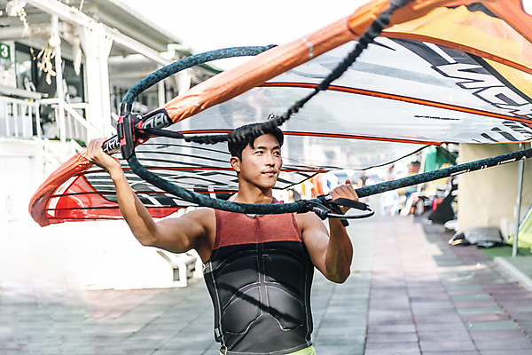 포토 JPG 주간 남자 운동선수 한명 미소 들기 상반신 성인 취미 야외 앞모습 30대 한국인 윈드서핑 수상스포츠 한강 준비 여름스포츠 윈드서퍼 윈드서핑보드 성인남자한명만 국내포토 자연요소 1 스포츠 뷰포인트 모션 서울 표정 사람 동양인 장년 서퍼 랜드마크 남자한명만 성인남자만 파일형식 여름_계절