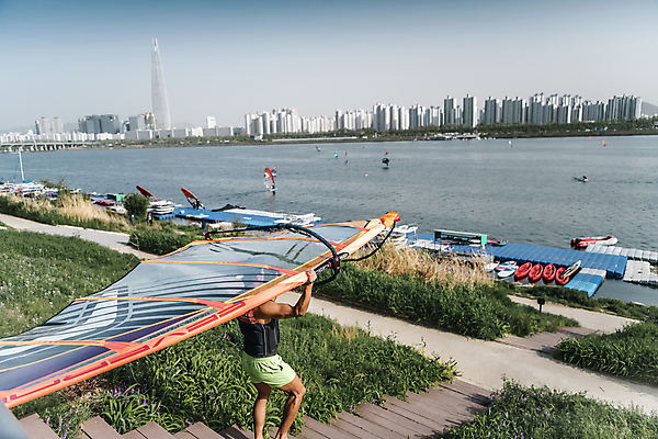포토 JPG 주간 전신 남자 이동 한명 들기 성인 취미 야외 옆모습 뒷모습 30대 계단 한국인 윈드서핑 수상스포츠 한강 준비 여름스포츠 윈드서퍼 윈드서핑보드 성인남자한명만 내려오기 국내포토 자연요소 1 스포츠 뷰포인트 컨셉 모션 서울 사람 동양인 장년 서퍼 랜드마크 남자한명만 성인남자만 파일형식 여름_계절
