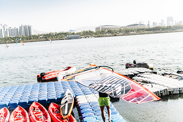 포토 JPG 주간 전신 남자 이동 한명 들기 성인 취미 야외 뒷모습 30대 걷기 한국인 윈드서핑 수상스포츠 한강 준비 카누 여름스포츠 윈드서퍼 윈드서핑보드 성인남자한명만 국내포토 자연요소 1 스포츠 뷰포인트 컨셉 모션 서울 사람 동양인 장년 서퍼 랜드마크 남자한명만 성인남자만 파일형식 여름_계절