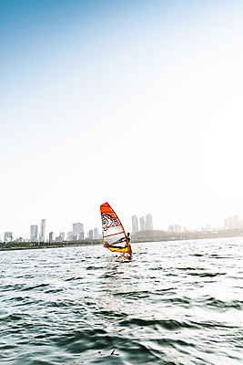 포토 JPG 주간 전신 남자 하늘 한명 성인 취미 야외 앞모습 30대 한국인 윈드서핑 수상스포츠 승차 한강 여름스포츠 윈드서퍼 윈드서핑보드 성인남자한명만 국내포토 자연요소 1 스포츠 뷰포인트 모션 서울 사람 동양인 장년 서퍼 랜드마크 남자한명만 성인남자만 파일형식 여름_계절